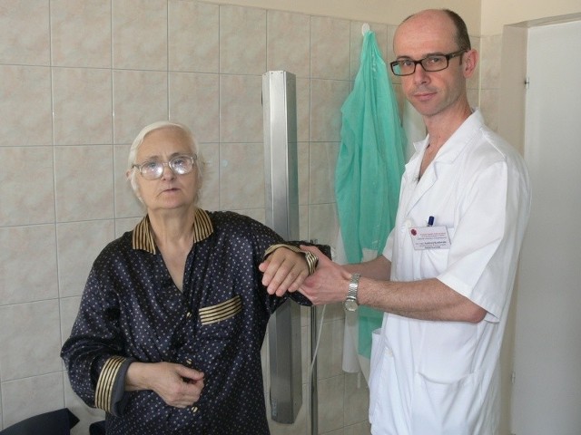 Krystyna Kokosza cieszy się, że dzięki operacji wykonanej przez skarżyskich lekarzy będzie miała sprawną rękę. Na zdjęciu: z doktorem Andrzejem Kozłowskim.