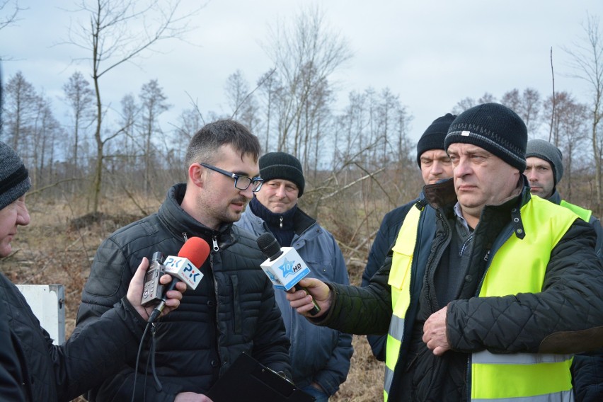 Kilkadziesiąt ciągników rolniczych prowadzonych przez...