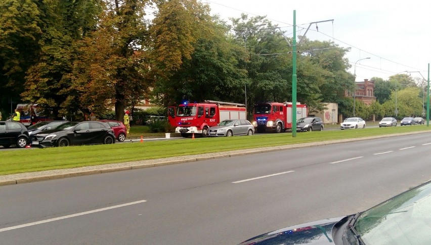 Aż pięć samochodów osobowych zderzyło się w poniedziałek po...