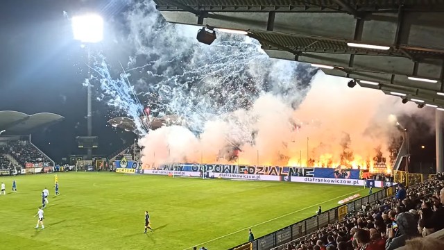 Fajerwerki ultrasów Miedzi na meczu z Legią