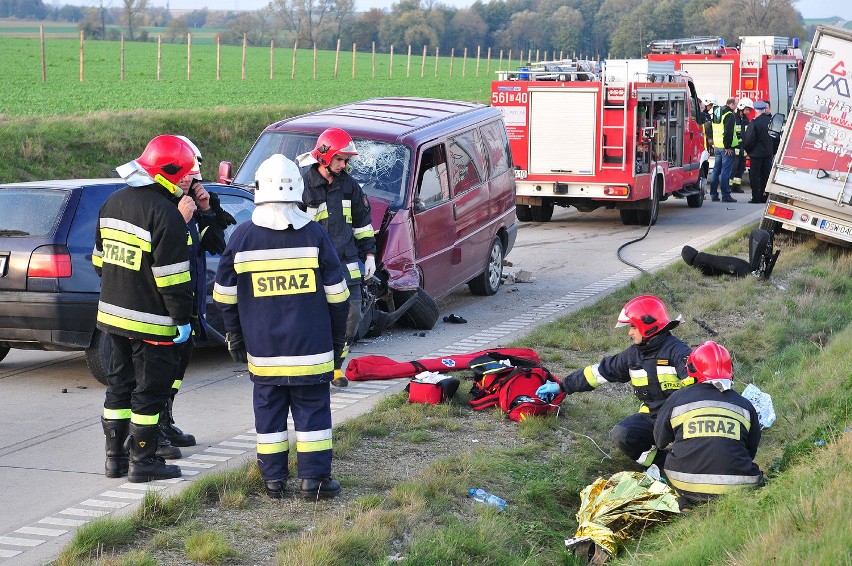 Wypadek pod Żarowem na łączniku Świdnica - A4. Osiem osób w szpitalu (ZDJĘCIA)