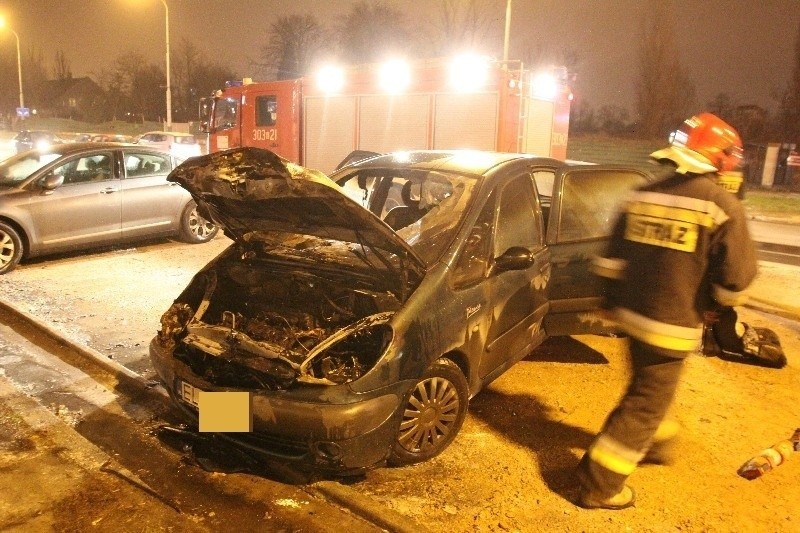 Samochód spłonął na Wróblewskiego [zdjęcia]
