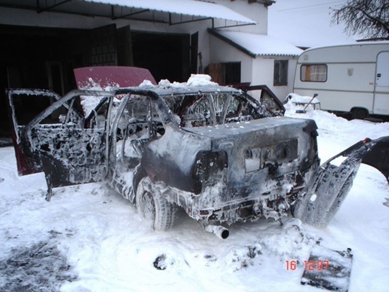 Pożar samochodu na placu zakładu mechaniki pojazdowej w Mońkach