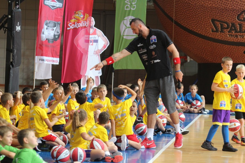 Marcin Gortat trenuje dzieci na Marcin Gortat Camp w...