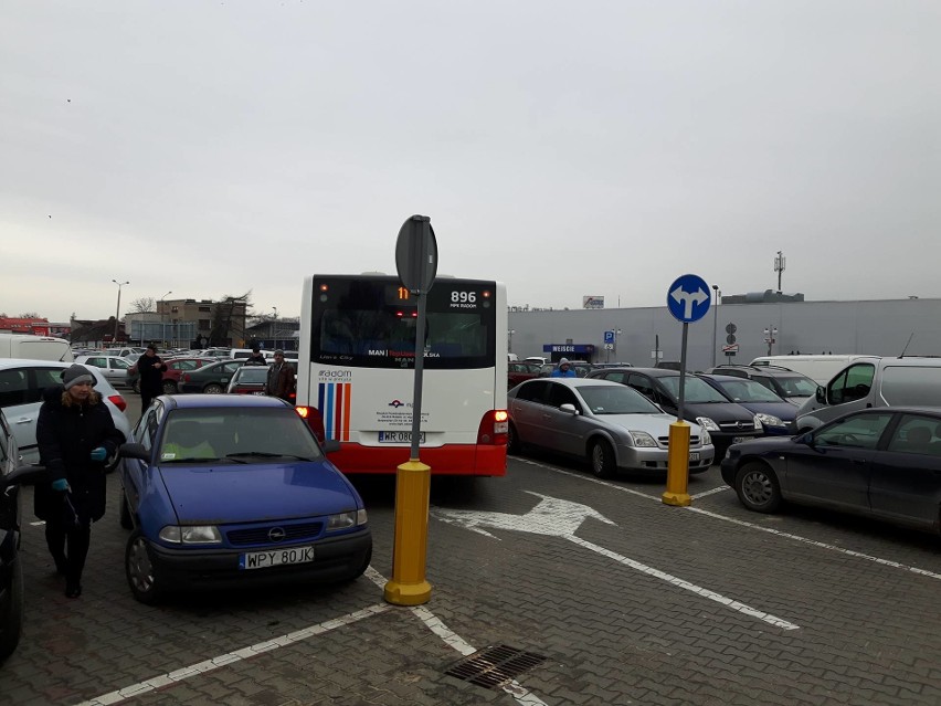 Kierowca autobusu MPK pomylił drogę "blokując Korej" w...