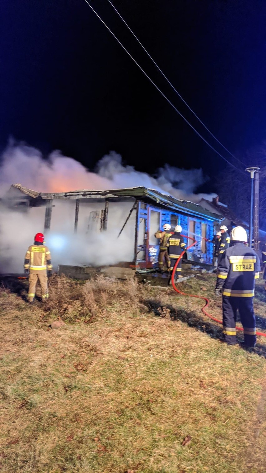 Waniewo. 13 zastępów straży pożarnej gasiło pożar dwóch domów