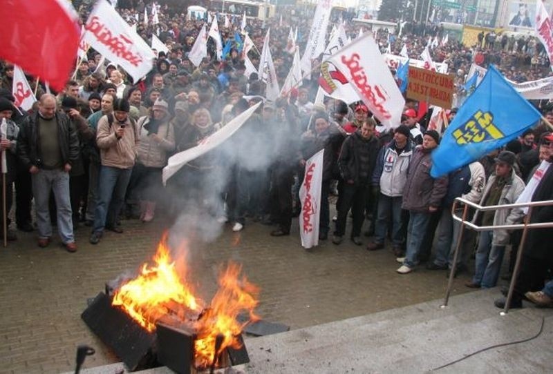 Związkowcy podpalili trumnę z napisem "Przemysł Stalowej...