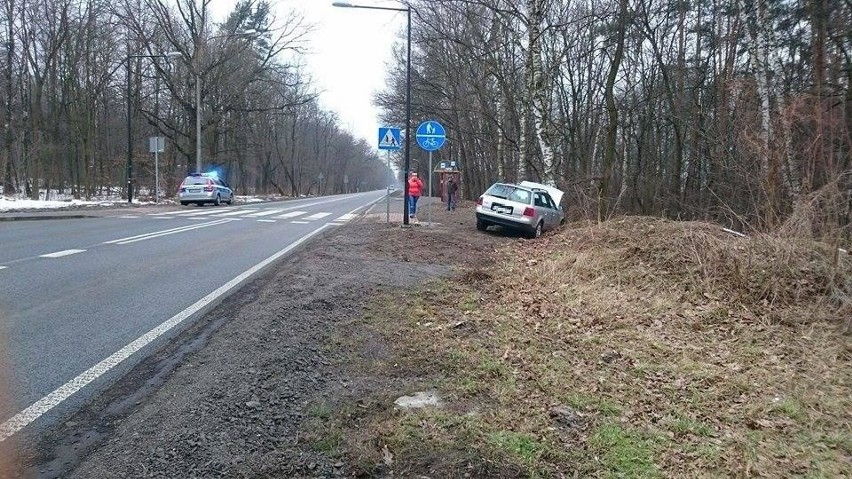 Audi uderzyło w drzewo.