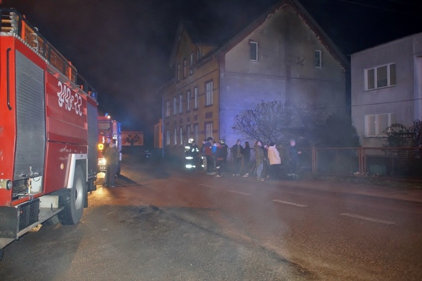Pożar poddasza w Barcinie. Osiem jednostek straży gasiło ogień