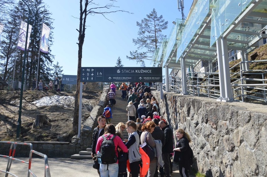 Zakopane. Coraz więcej turystów. Tłumy w Kuźnicach [ZDJĘCIA]