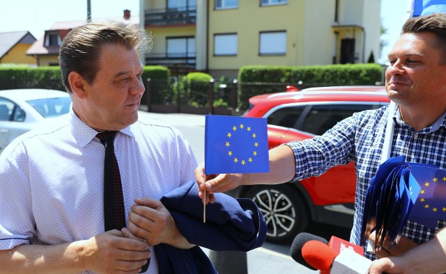 Awantura o flagę UE w Woli Krzysztoporskiej. Radni zagłosowali o usunięciu tego symbolu z sali obrad, bo uznali, że flaga na gmachu urzędu wystarczy. Flaga jednak do sali obrad wróciła...