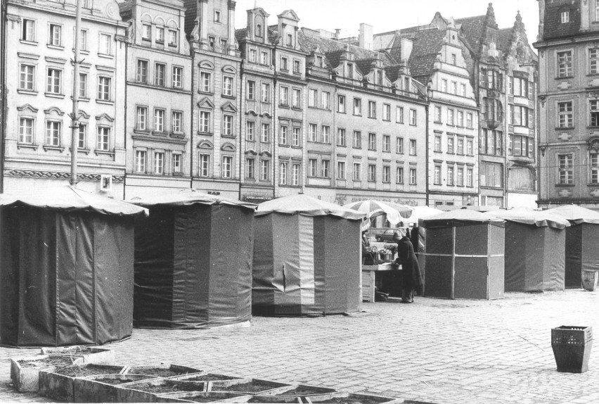 Rynek we Wrocławiu w marcu 1985 roku. W tych stoiskach...