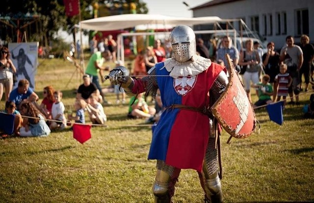 Zaprezentowane zostanie widowisko „Ballady o zbroi i mundurze na przestrzeni dziejów”, przygotowane przez Bractwo Rycerskie Zamku Szydłów z okazji setnej rocznicy odzyskania przez Polskę niepodległości.