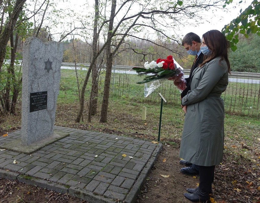 Ostrów Mazowiecka. 11 listopada to nie tylko rocznica odzyskania niepodległości. Także mordu na ostrowskich Żydach. 11.11.2020. Zdjęcia