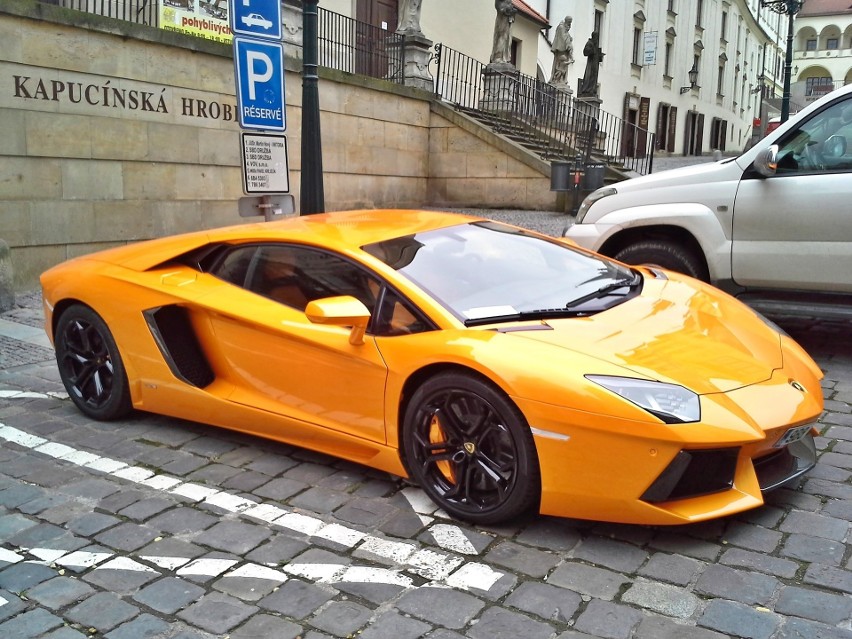 Luksusowe auta marki Lamborghini należą do pięciu...
