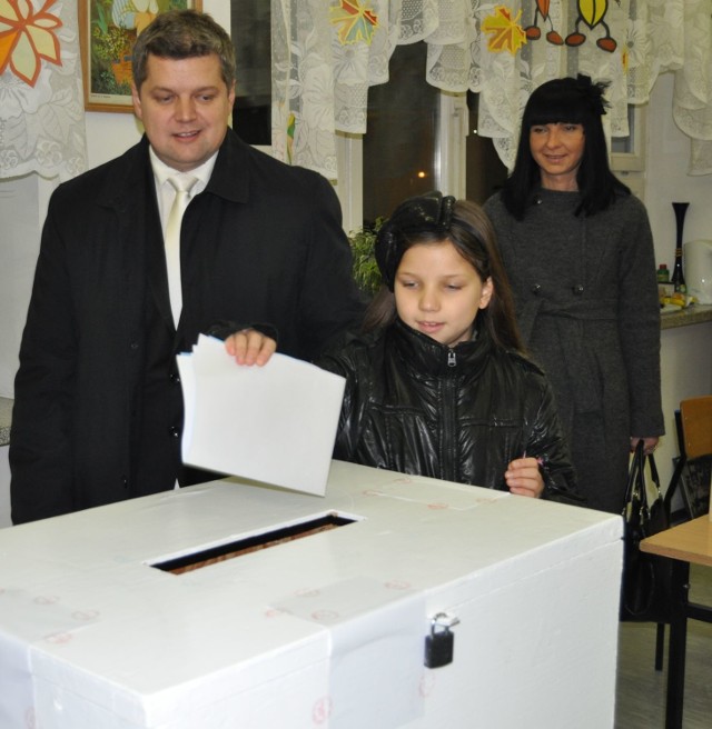 Norbert Mastalerz, kandydat Tarnobrzeskiej Lewicy na prezydenta Tarnobrzega razem ze swoją rodziną w trakcie niedzielnych wyborów samorządowych. Kandydat lewicy wygrał pierwszą turę wyborów na prezydenta Tarnobrzega, zdobywając 8071 głosów.
