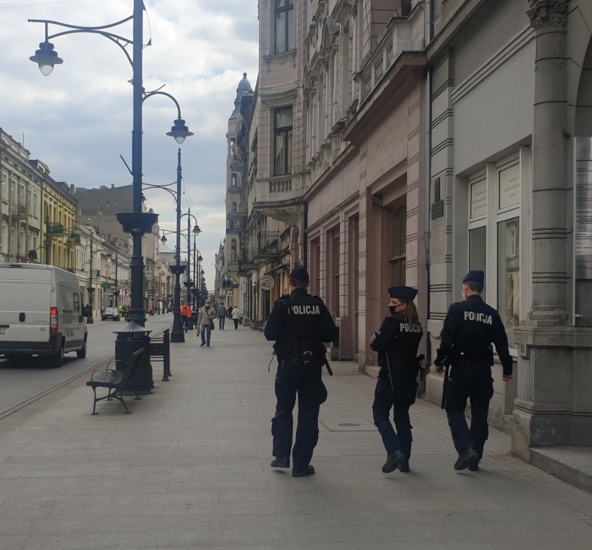 Szedł ul.Piotrkowską, maseczkę miał w kieszeni. Policja "łowiła" osoby, które nie zaktyły ust i nosa ZDJĘCIA
