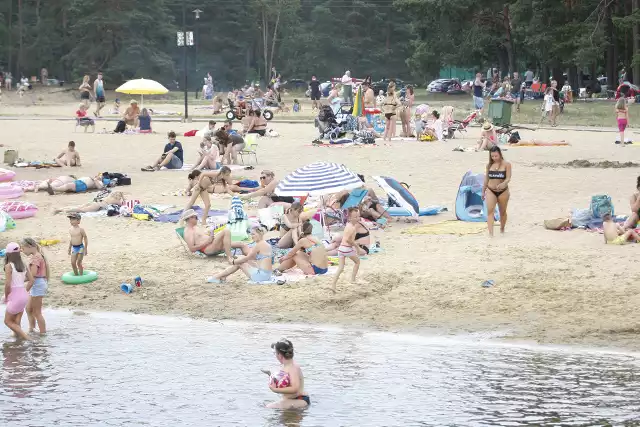 W niedzielę 25 lipca nad zalewem w Borkowie , gmina Daleszyce w powiecie kieleckim pojawiły się tłumy spragnionych wypoczynków mieszkańców regionu. Niemal każdy relaksował się na plaży i w wodzie. Zobaczcie zdjęcia z niedzieli 25 lipca w Borkowie>>>