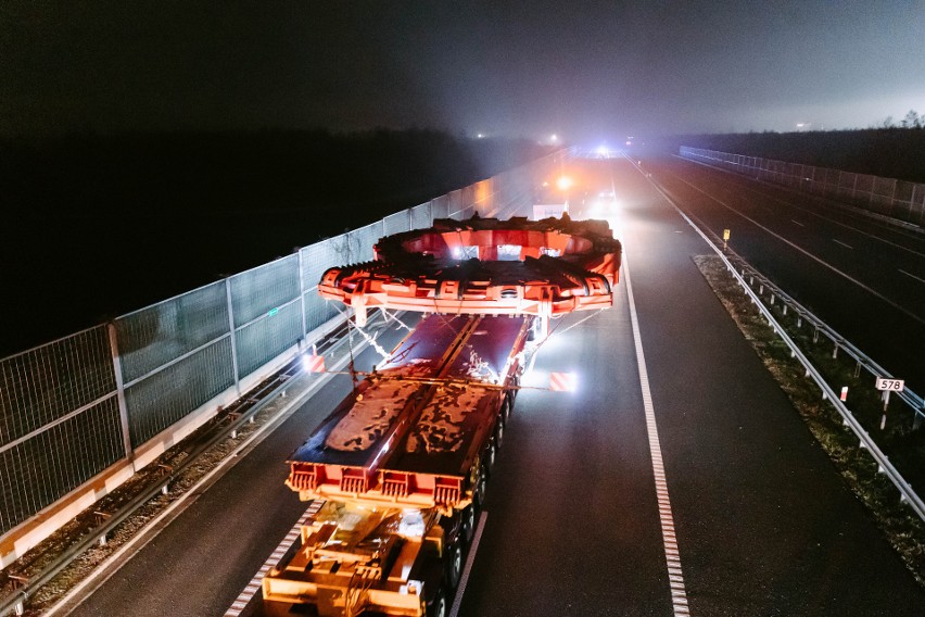 Transport maszyny TBM dotarł do punktu postoju Rzeszów Południe. O 22 ruszy dalej - prosto na plac budowy do Babicy [ZDJĘCIA, WIDEO]