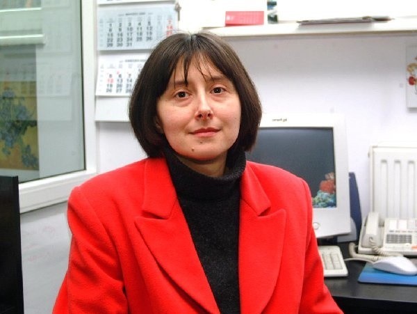 Ewa Banaszak, absolwentka polonistyki UMK  (1991 r.). Po dyplomie krótko uczyła polskiego w  szkole, potem została asystentką w  macierzystej uczelni i zajmowała się metodyką  nauczania. Od 1994 r. była doradcą studentów w  BK. W grudniu została jego kierownikiem.