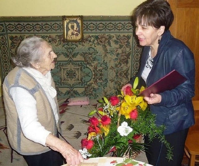 Życzenia z okazji 104. urodzin Zofii Ludwikowskiej złożyła w imieniu burmistrza Janina Niziol, kierownik Urzędu Stanu Cywilnego w Busku-Zdroju.