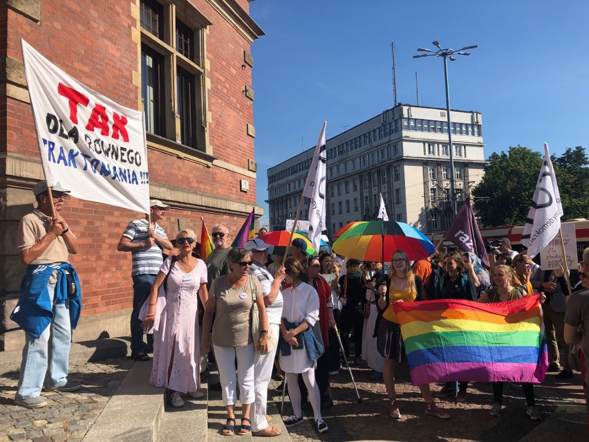 Protest przed sesją  Rady Miasta Gdańska. Awantura o Gdański...