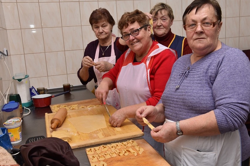 Dominikowice. Pączki pachniały masłem i domową różą, a chrust rozpływał się w ustach - kulinarne, karnawałowe spotkanie najlepszych gospodyń