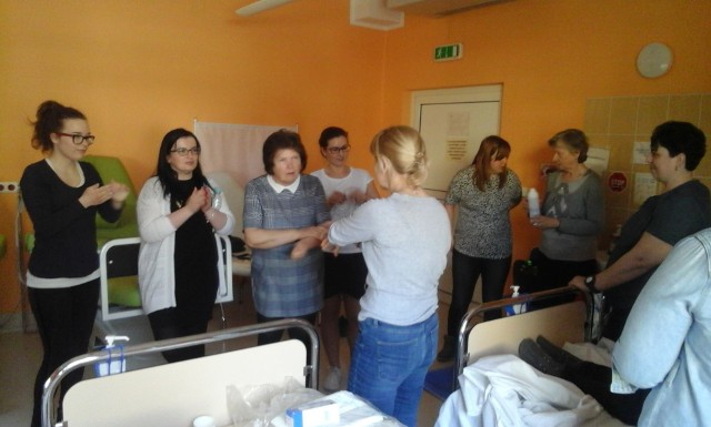 Pierwsze szkolenie dla opiekunów osób obłożnie chorych odbyło się w poznańskim szpitalu w sobotę 30 marca.