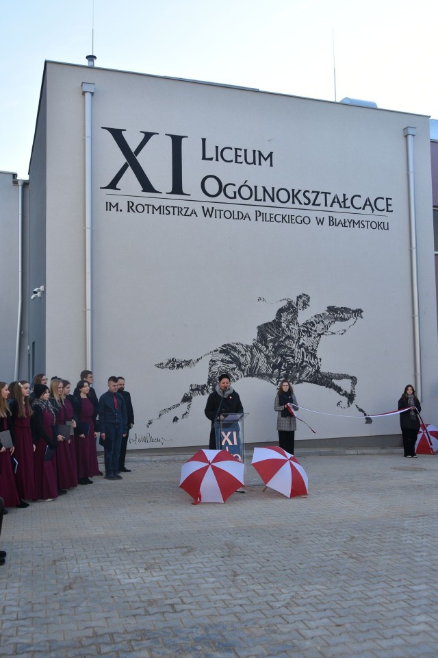 Odsłonięcie muralu rotmistrza Witolda Pileckiego na budynku XI LO w Białymstoku