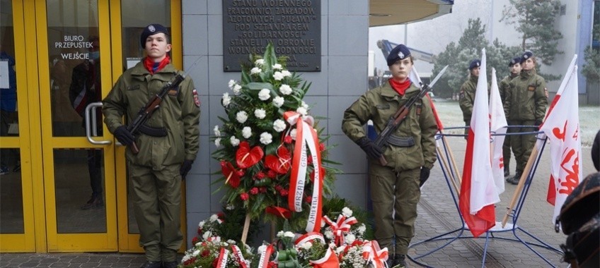 Przed bramą nr. 1 Zakładów Azotowych w Puławach odbyły się obchody 40. rocznicy wprowadzenia stanu wojennego