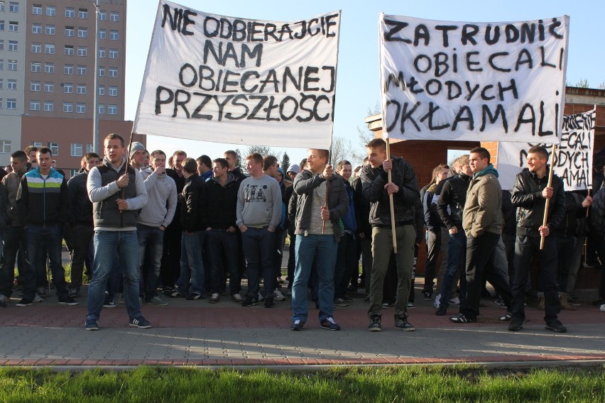 Absolwenci klas górniczych pikietowali przed siedzibą JSW.