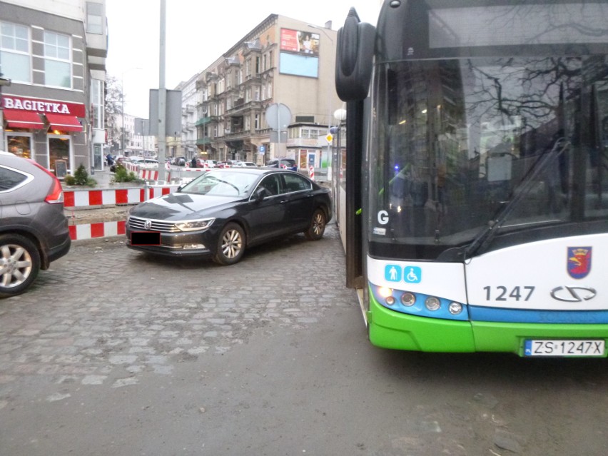 Kierowca zablokował przejazd w centrum Szczecina. Skończył z mandatem i odholowaniem