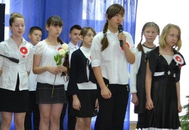 Uczniowie Szkoły Podstawowej w Porąbkach zaprezentowali patriotyczne wiersze i pieśni.