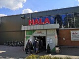 Hala w Tarnowskich Górach ponownie otwarta od 4 maja. Klienci nie rzucili się w popłochu na zakupy, ruch jest zwyczajny