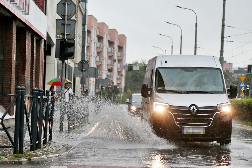 Ulice we Wrocławiu zalane po dużych opadach [ZDJĘCIA]