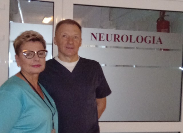 Doktor Jarosław Kosowski, kieruje oddziałem neurologii, a Barbara Wielgomas jest pielęgniarką oddziałową.