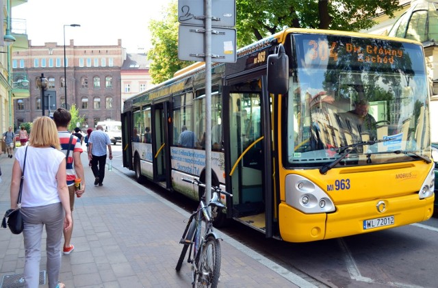 2.08.2013 krakow ..przystanek dworzec glowny wschod 304..n/z: informacja w jezyku angielskim o cenach biletow dla pasazerow autobusu 304..fot. bartek tobola / polskapresse gazeta krakowska