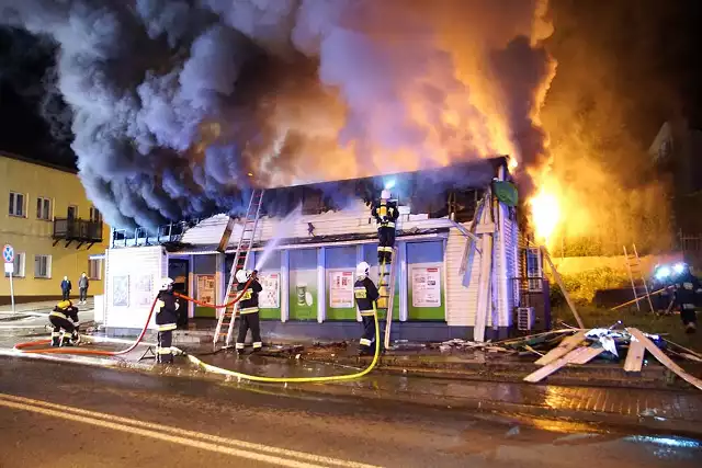 Sześć zastępów straży gasiło pożar sklepu sieci „Żabka” usytuowanego przy ulicy Zwycięstwa w centrum Międzyzdrojów. 