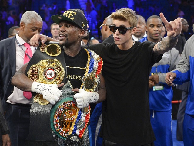 Bieber (z prawej) i Floyd Mayweather Jr