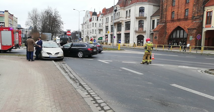 Stłuczka na skrzyżowaniu ulic Anny Łajming z Tuwima w Słupsku. Kierowca z powiatu słupskiego nie ustąpił pierwszeństwa BMW [ZDJĘCIA]