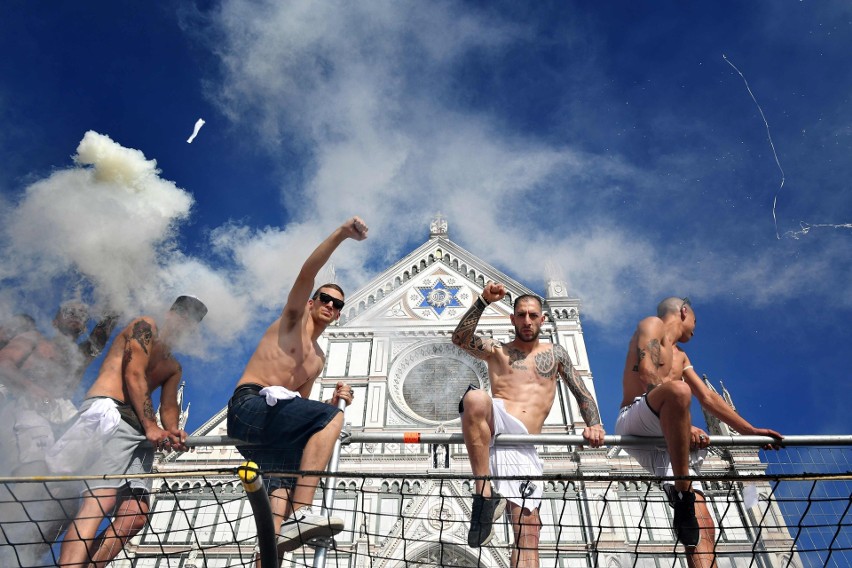 Brutalne połączenie piłki nożnej z rugby i MMA. We Florencji odbył się turniej calcio storico