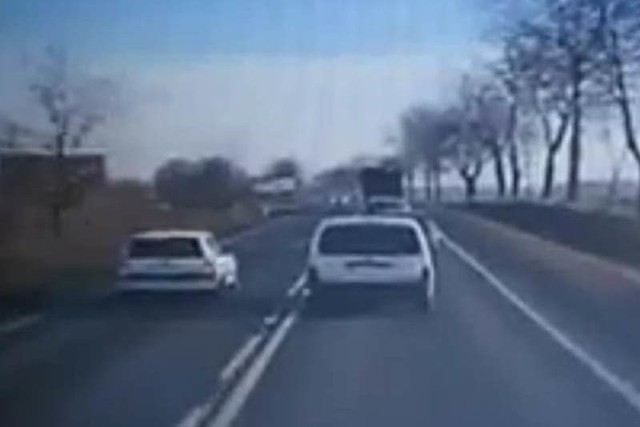 Kierujący białym renaultem clio na trasie Nysa - Otmuchów popełnił szereg bardzo poważnych wykroczeń w ruchu drogowym.