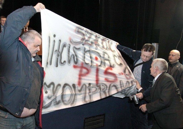Gdy Jarosław Kaczyński zaczął swoje wystąpienie przed sceną pojawili się mężczyźni z transparentem: "szkół likwidacja, PiS kompromitacja&#8221;.