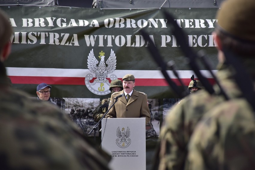 Żołnierze Obrony Terytorialnej z Grójca złożyli przysięgę wojskową w Książenicach. Zobacz zdjęcia