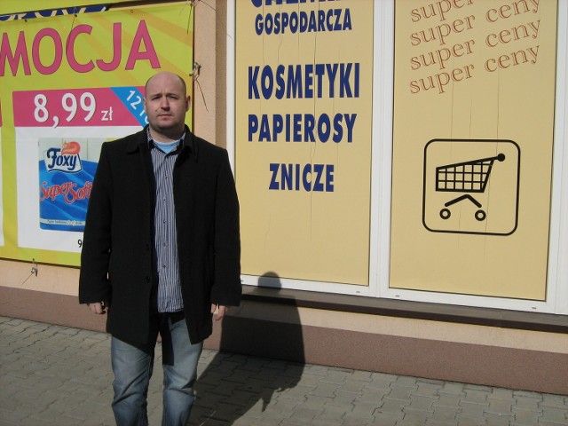 Paweł Koper w wyniku kłopotów finansowych musiał zwolnić pracowników i zamknąć dwa stoiska handlowe w Wadowicach, w których sprzedawał kosmetyki, chemię gospodarczą, a także alkohol