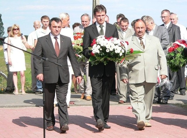 Kwiaty przed pomnikiem w Słupii Pacanowskiej złożyli (od lewej): wicewojewoda Piotr Żołądek, marszałek Adam Jarubas, radny wojewódzki Krzysztof Dziekan.