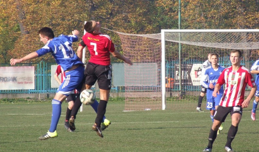 Tomasz Kaczmarczyk (Beskid, z prawej) w walce z Grzegorzem...