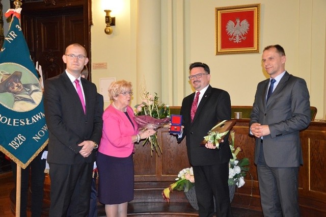 Dyrektor Zespołu Szkół nr 3 Czesław Sarota (drugi z prawej) odebrał wyróżnienie z rąk Bożeny Jawor, przewodniczącej rady