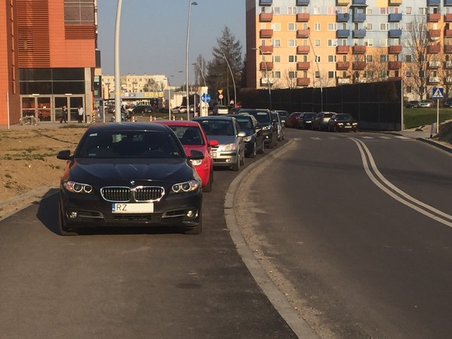 Nowy chodnik i ścieżka rowerowa służą kierowcom za parking.