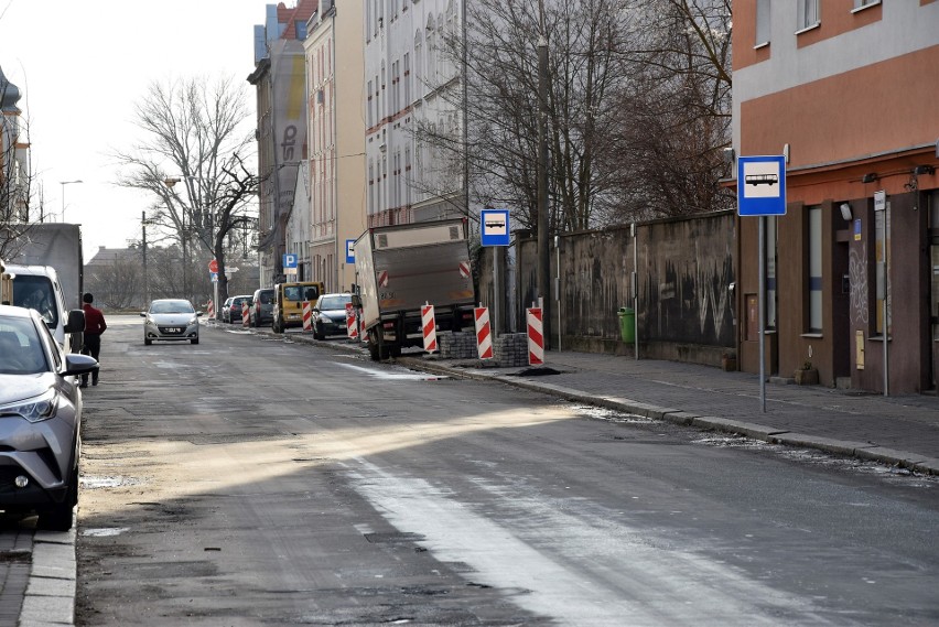Zamieszanie ze zmianą organizacji ruchu w centrum Opola. Kierowcy skarżą się na brak oznakowania, mieszkańcy na autobusy pod oknami